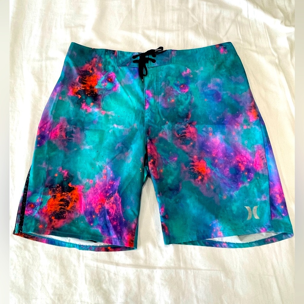 Hurley Phantom men’s swim trunks size 34 with zippered pocket and a key lanyard